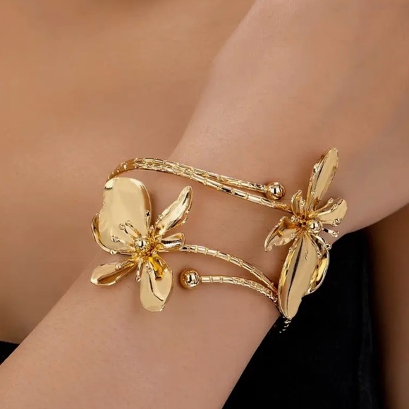 ⚜️ Floral Design Bracelet 🌺 - Picture 1 of 6